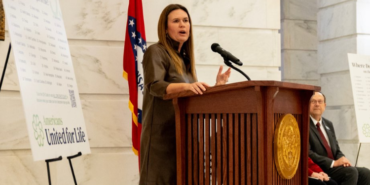 Gop Governor And Staunch Trump Ally Speaks After Ejection From Restaurant Governor Sarah Huckabee Sanders Ejected From Arkansas Restaurant