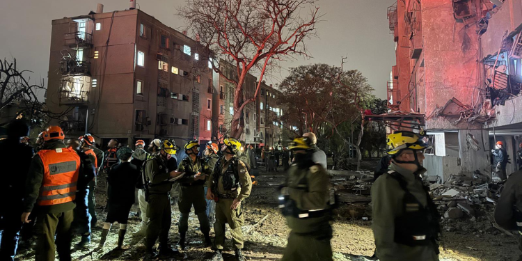 Iran Launches Simultaneous Targeted Strikes Against Israel Amid 48‑Hour Ultimatum