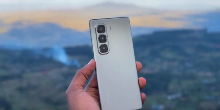A Person Holding A Phone Photo/Tech-Ish