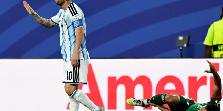 Messi, Red Cards And Var: Algeria’s Fifa Complaint Becomes A World Cup Stress Test Messi Gestures After A Foul On Algeria'S Defender Aissa Mandi During Match Between Argentina And Algeria At The Kansas City Stadium In Kansas City On June 16, 2026. | Afp