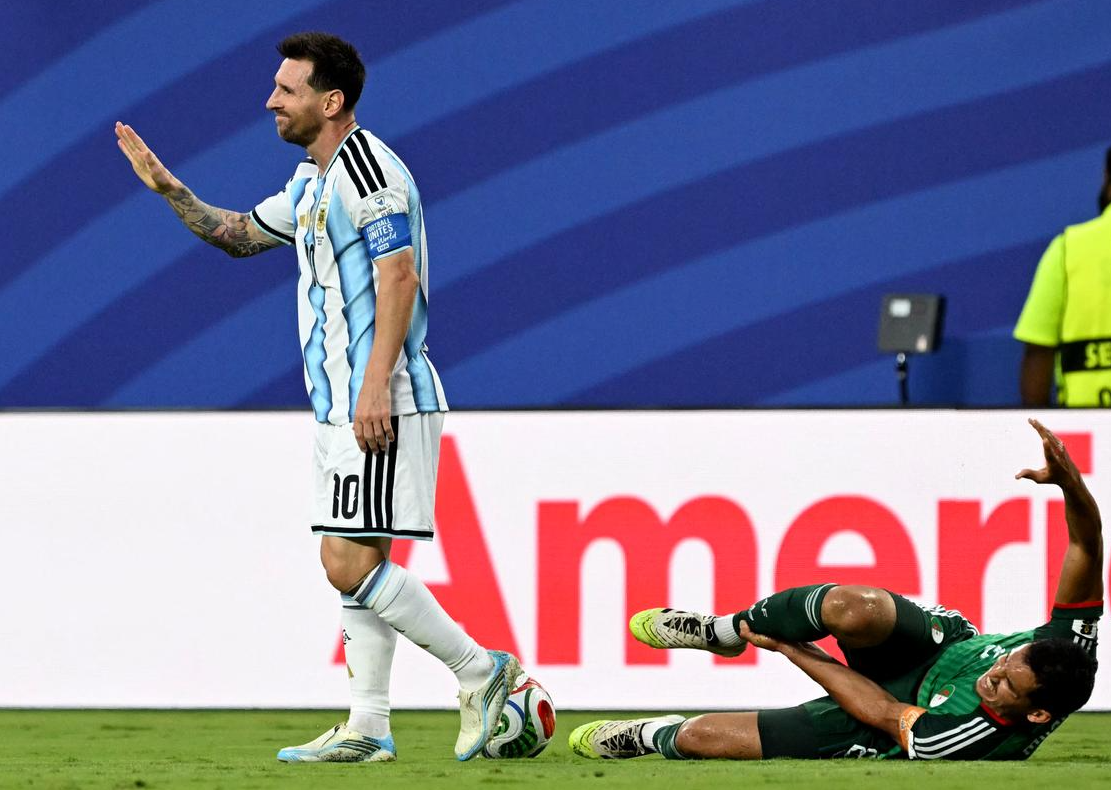 Messi Gestures After A Foul On Algeria'S Defender Aissa Mandi During Match Between Argentina And Algeria At The Kansas City Stadium In Kansas City On June 16, 2026. | Afp