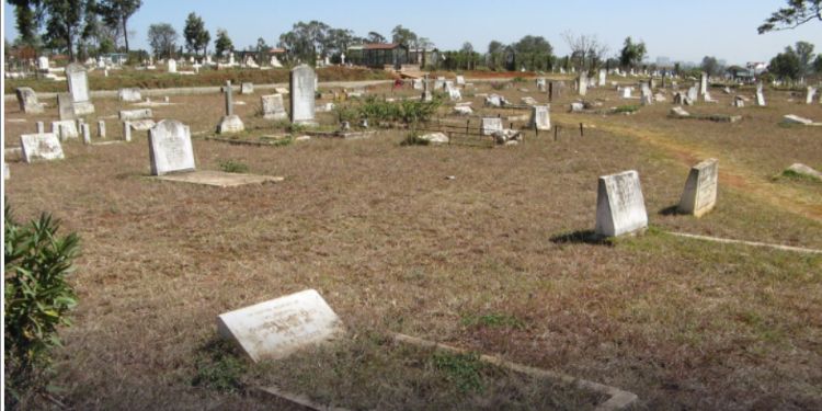 Uber Driver Captures Viral Video Of Men Performing Rituals At Fresh Grave In Lang'Ata Cemetery Uber Driver Captures Viral Video Of Men Performing Rituals At Fresh Grave In Lang&Amp;Apos;Ata Cemetery