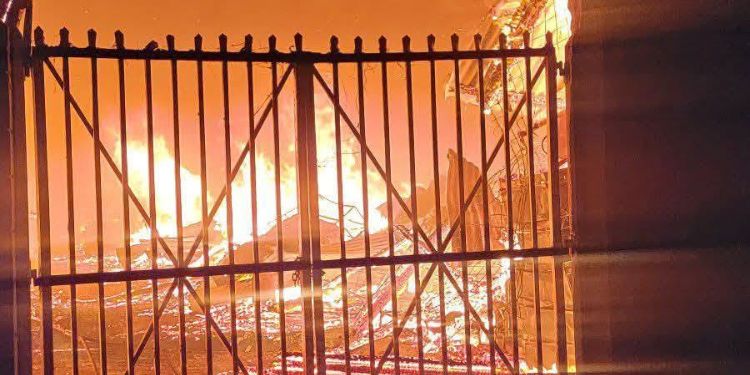 A massive fire has broken out at Machakos Market, rapidly spreading through sections of the busy trading center and destroying businesses.