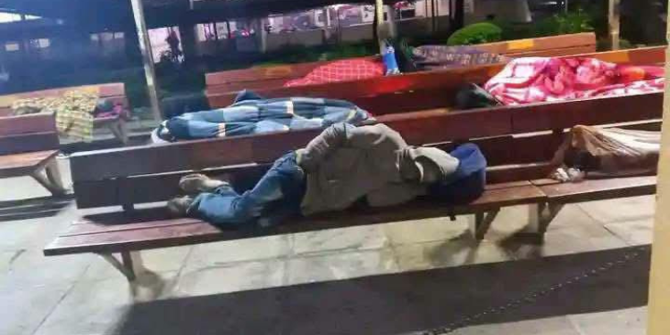 Governor Kihika Addresses Viral Photos Of ‘Patients’ Sleeping On Nakuru Referral Hospital Benches