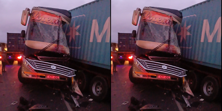 Dreamline Bus Crashes Into Trailer On Nairobi-Mombasa Highway Dreamline Bus Crashes Into Trailer On Nairobi-Mombasa Highway
