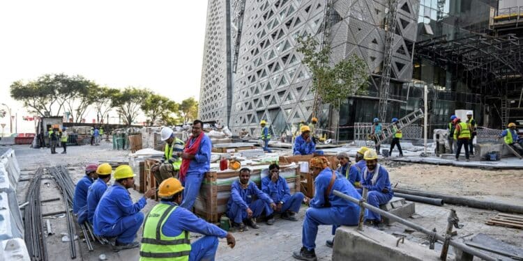 Qatar'S Migrant Workers Enjoy The World Cup On The Cheap Migrant Builders Take A Break While Working At A Construction Site By The Corniche In Doha During The World Cup | Afp