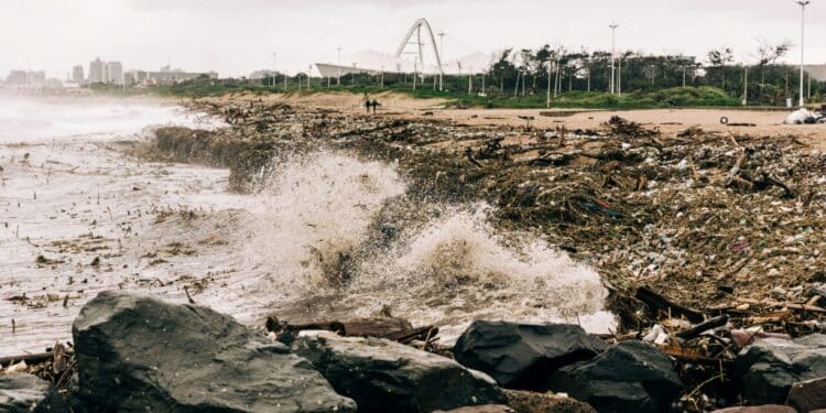 Dirty Durban Ocean Waters Vex South Africa Tourist Trade Following Historic Flooding In April 2022, South Africa'S Coastal City Of Durban Temporarily Closed All Beaches Due To The Detection Of High Levels Of E.coli, A Bacteria That Can Cause Diarrhoea, Fever And Vomiting | Afp