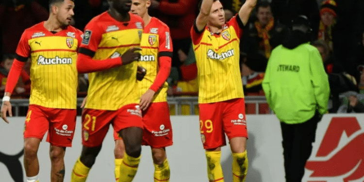 Przemyslaw Frankowski Scored A Second-Half Penalty As Lens Beat Lowly Auxerre 1-0 On Saturday To Reduce Paris Saint-Germain'S Lead In Ligue 1 To Three Points.