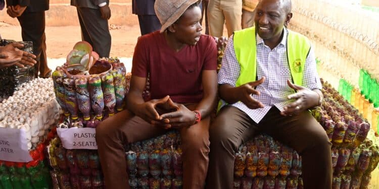 President Ruto Chats With An Artist During The Launch Of The Nairobi River Commission In Korogocho.photo/Pcs