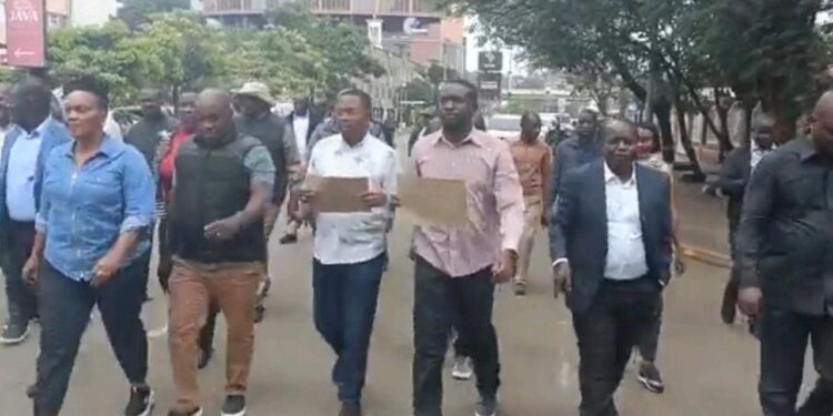 Police Lob Teargas At Azimio Mps Outside President Ruto'S Office