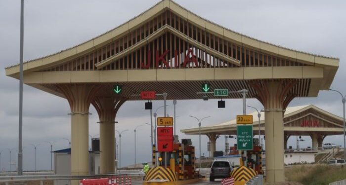 Nairobi Expressway Workers Forced To Climb Over Barricades