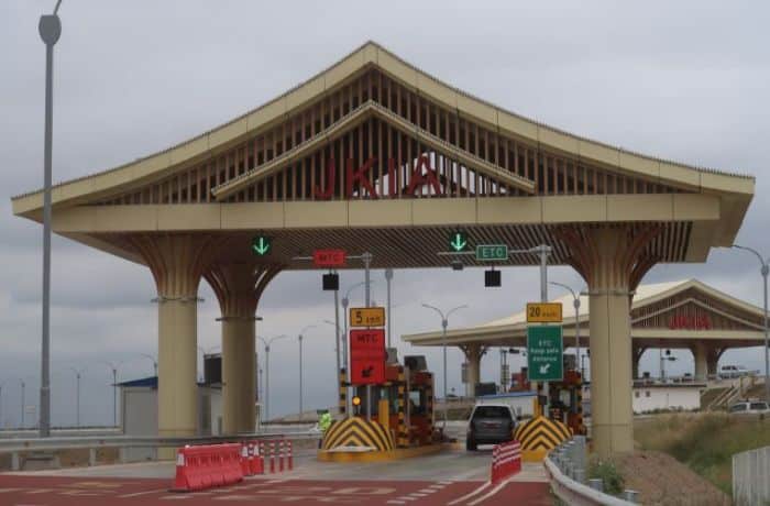 Nairobi Expressway Workers Forced To Climb Over Barricades