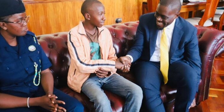 Sakaja Met With Harassed Njugu Hawker