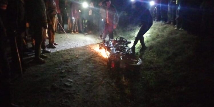Angry Nakuru Mob Burn Suspected Thief As Gang Terror Intensifies Mob Watches As The Suspect And The Motorbike Are Set Ablaze In Nakuru County.