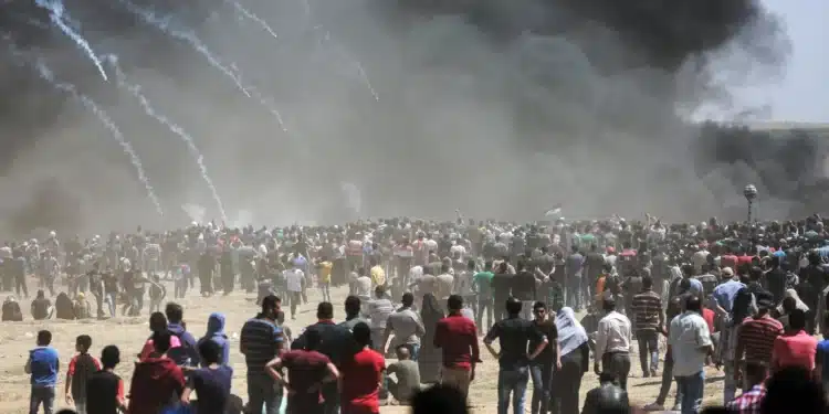 Waves Of Israel Vs.gazans Tear Gas And Bullets