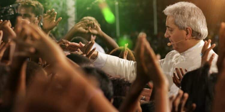 How Benny Hinn Remarried His Ex-Wife After 3-Year Divorce Benny Hinn Greets A Crowd In One Of His Crusades. Photo/ Benny Hinn
