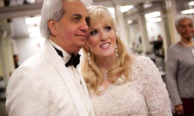 How Benny Hinn Remarried His Ex-Wife After 3-Year Divorce Evangelist Benny Hinn And His Wife Suzanne.
