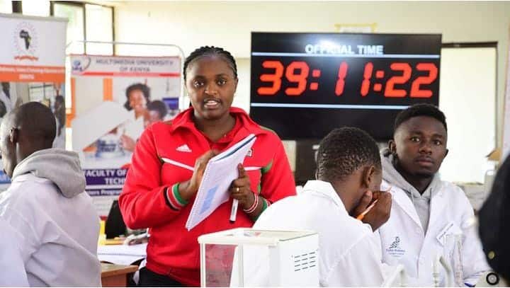 Kenyan Teacher Breaks Record For Teaching World's Longest Lesson Kenyan Teacher Breaks Record For Teaching World's Longest Lesson