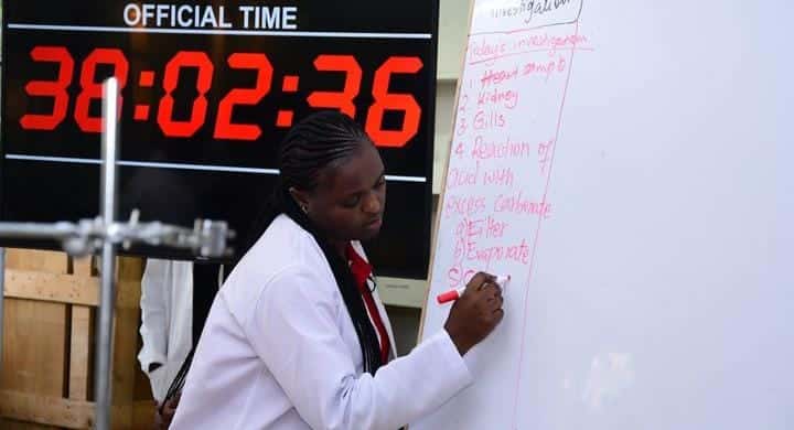 Kenyan Teacher Breaks Record For Teaching World'S Longest Lesson Roseta Wekesa In Her Science Class Attempting To Teach The Longest Lesson In The World.