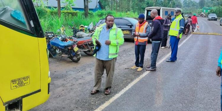 Police Stops Traffic To Teach Pupils How To Cross The Road