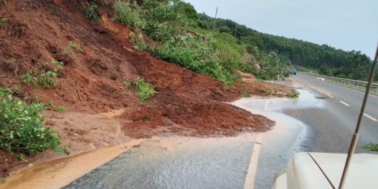 Kenol - Sagana (A2) Road Blocked At Mugethe Area. Photo/Kenha.