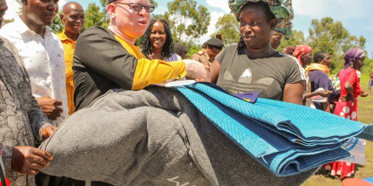 Government Spokesperson Leads In Distributing Reliefe Material To Victims Of The River Nyando Floods. 