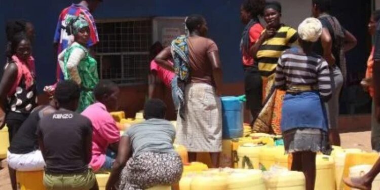 Nairobi Water Announces Supply Interruptions In Cbd &Amp; 70 Estates Photo Of Residents Queuing For Water In Nairobi. Photo/Courtesy.