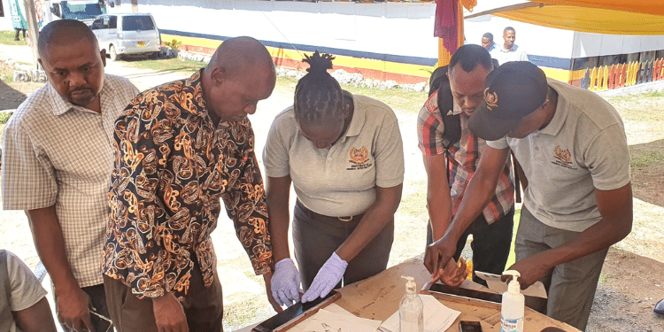 Company Promising Kenyans Quick Wealth Exposed After Swindling Millions From Investors Member Of The Public At Mombasa International Show Applying For The Police Clearance Certificate (Formerly Certificate Of Good Conduct). Photo/Dci