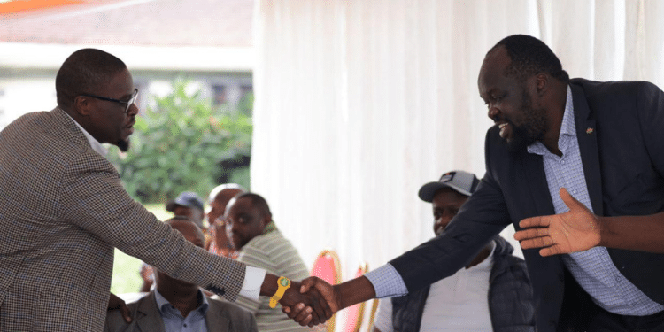 Details Of Sakaja’s Meeting With Azimio Mcas Hours After Being Hosted By Raila Nairobi Governor Johnson Sakaja Shakes Hands With Kileleshwa Mca Robert Alai During A Meeting On September 9, 2024.