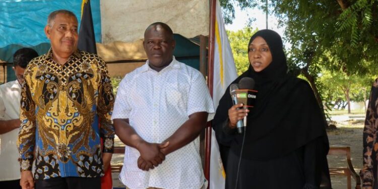 Lamu Governor Issa Timamy (Left) His New Deputy Governor Nominee James Gichu (Centre) And New County Executive For Ict, E-Government, And Citizen Participation, Aisha Omar Shariff 