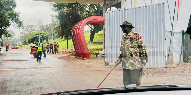 Police Teargas Kenyans Accessing Uhuru Park