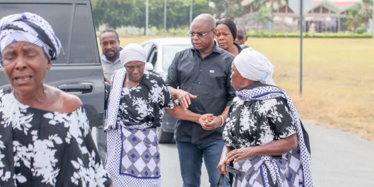 Speaker Kingi With His Mothers. Photo/ Amason Kingi