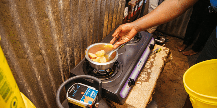 How M-Gas Works, Contacts &Amp; Locations A Kenyan Using M-Gas Photo/Hapakenya