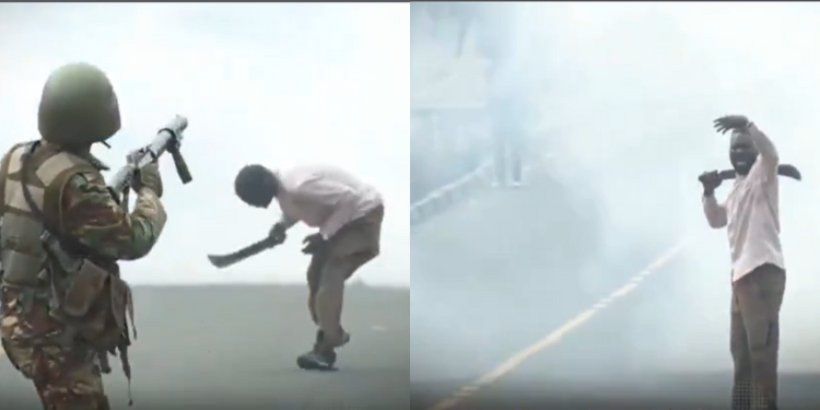 A Man Was Seen Confronting Police Officers While Holding A Panga During Protests In The London Area Of Nakuru County. Photo/Screengrab Ntv.