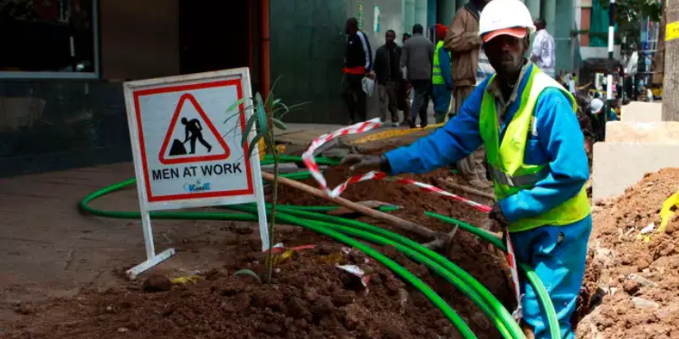 Safaricom Informs Customers Of 8-Hour Internet Service Interruption A Technician Installing Fibre Optic Cables. Photo/Kbc Safaricom